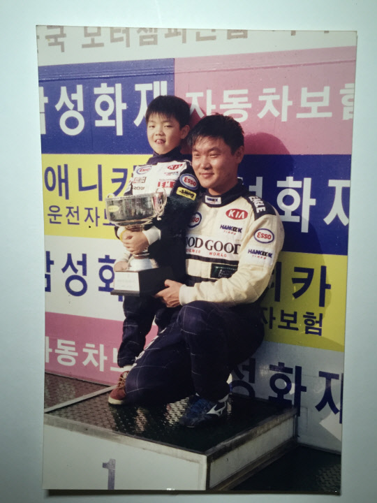 대를 이어 카레이싱에 도전한 국민대 자동차산업대학원 김동은 학생(CJ로지스틱스레이싱)이 화제다. 그는 다섯 살 때부터 카트(초소형 경주차)를 타며 카레이서를 꿈꿨다. 국민대 자동차공학과에 입학한 20세 때는 국내 최대 규모의 레이싱 대회로 불리는 CJ슈퍼레이스 슈퍼6000 클래스에 출전해 3위라는 우수한 성과를 내기도 했다. 김동은 학생이 어릴적 카레이서였떤 아버지와 사진을 찍고 있다. 국민대 제공